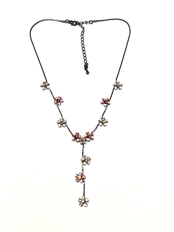 Halsband med Rosa blommor