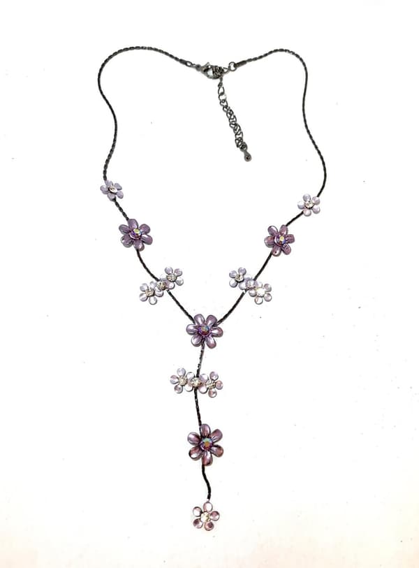 Halsband med Lila blommor