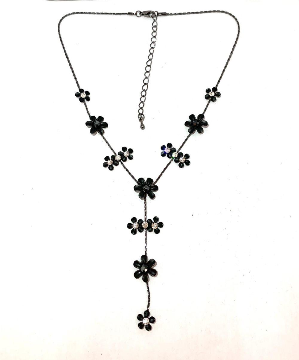 Halsband med svarta blommor