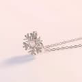 Miniatyrbild 5 av 5: INF Halsband snöflinga med "I love you" på 100 språk Silver