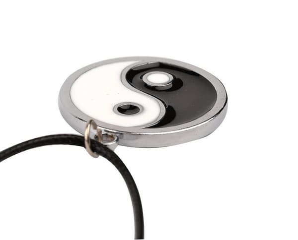 INF Kaulakoru Yin Yang riipuksella Musta/valkoinen
