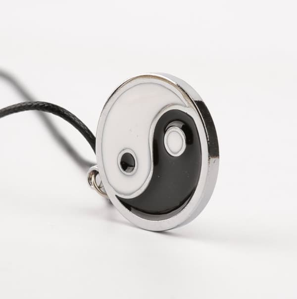 INF Kaulakoru Yin Yang riipuksella Musta/valkoinen