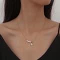 Miniatyrbilde 3 av 5: Gold-plated mother-of-pearl butterfly necklace with pearls in gold