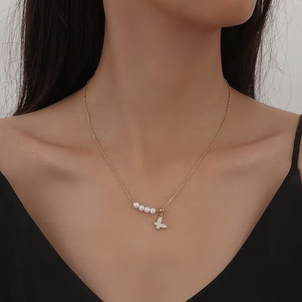Gold-plated mother-of-pearl butterfly necklace with pearls in gold