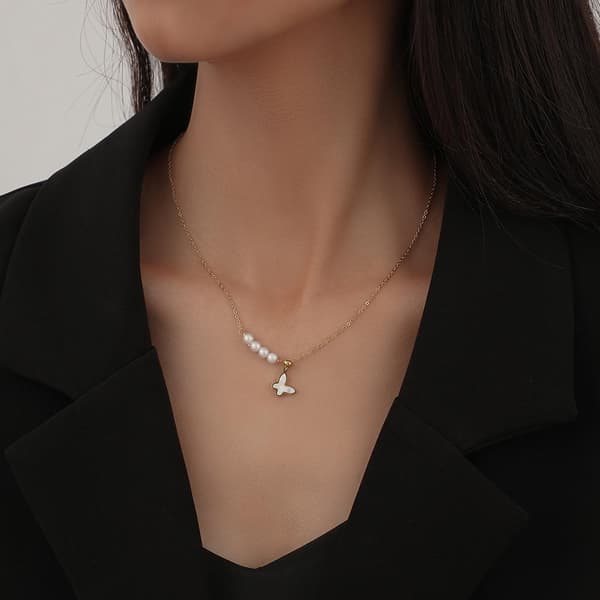 Gold-plated mother-of-pearl butterfly necklace with pearls in gold