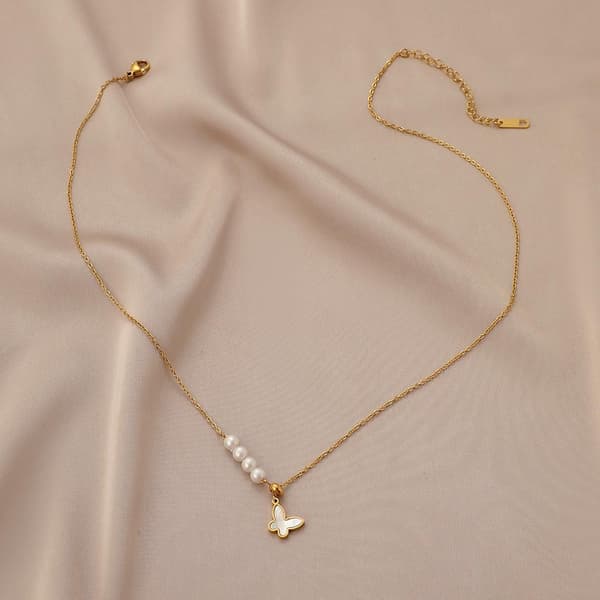 Gold-plated mother-of-pearl butterfly necklace with pearls in gold