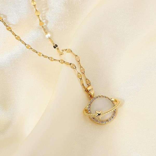 Vackert halsband planet Saturnus med strass diamanter sten