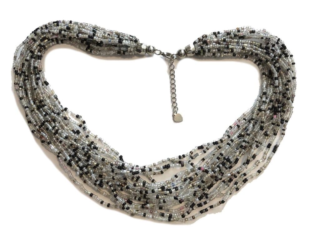 många rader halsband små glaspärlor