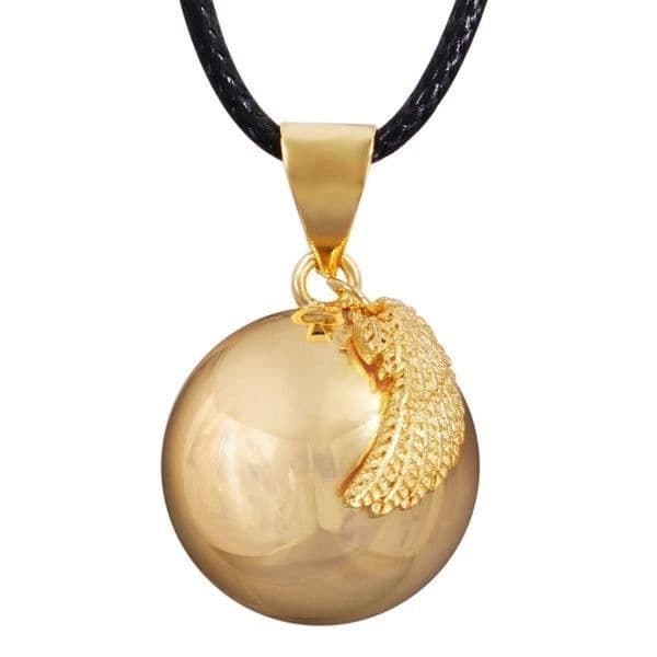 Gyllene ängelvingeboll gravid bola med läderhalsband * Halsbandslängd: 114 cm * Halsbandsmaterial: Vaxat läder *