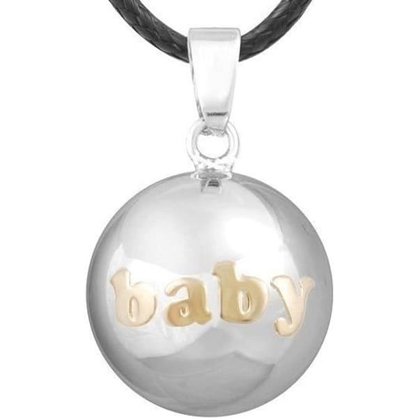 Silverboll gravid bola med gyllene babyinskription * Halsbandslängd: 114 cm * Halsbandsmaterial: Vaxat läder * Material