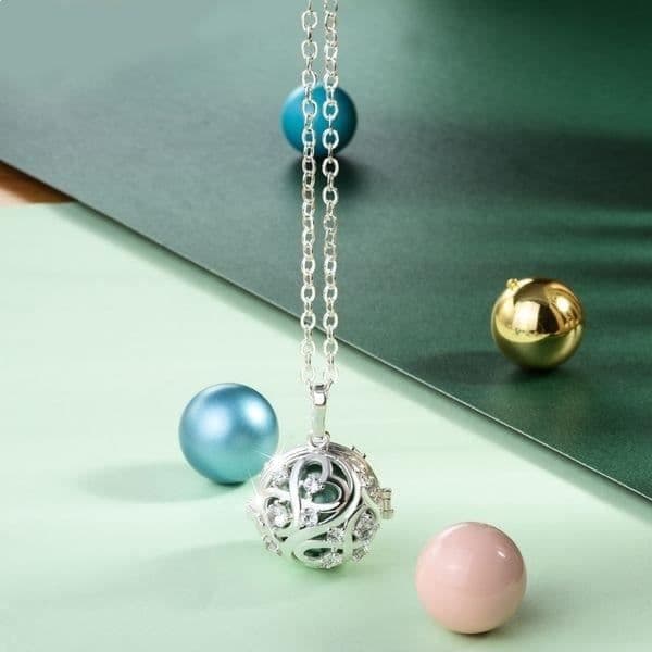 Graviditet bola oändlig knut med rosa klockkristaller * Halsbandslängd: 114 cm * Hängsmaterial: Koppar, silverpläterad *