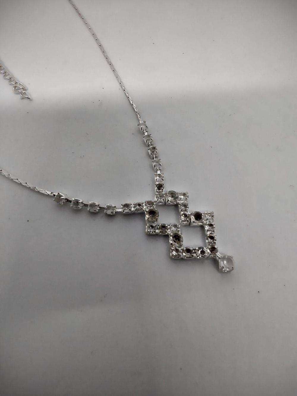 Halsband | Fyrkantig silverfärg hängen