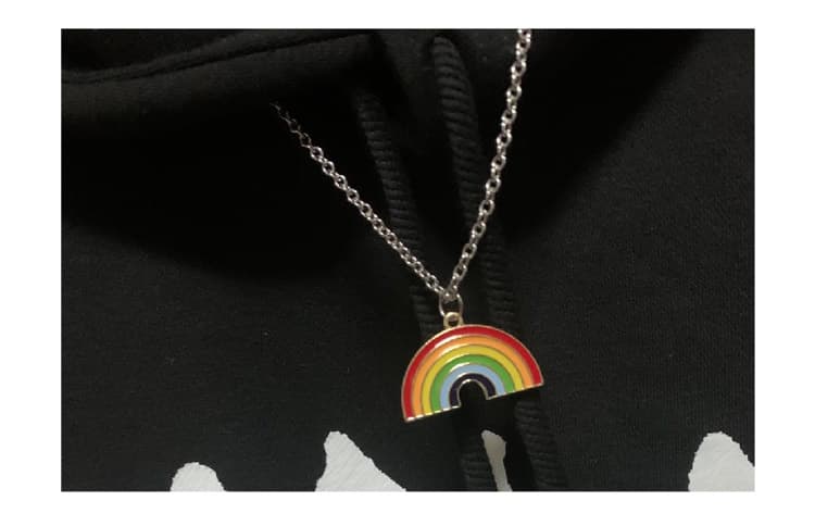 Dubbla alfabetet fyrkantigt kort staplade halsband