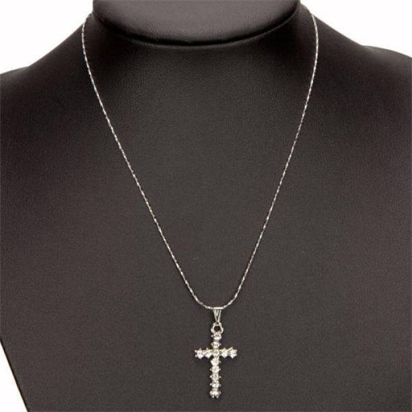 Vackert Silver Halsband - Kors fyllt med Vita Rhinestones/Strass
