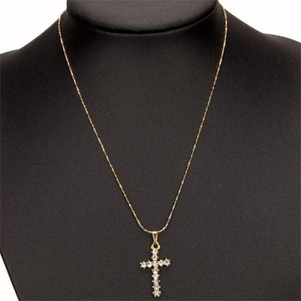 Vackert Guld Halsband - Kors fyllt med Vita Rhinestones/Strass