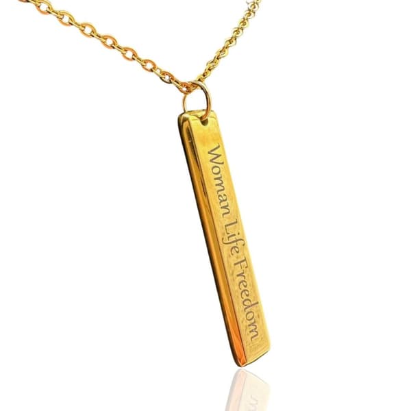 Halsband med woman life freedom text på persiska 2 sidor