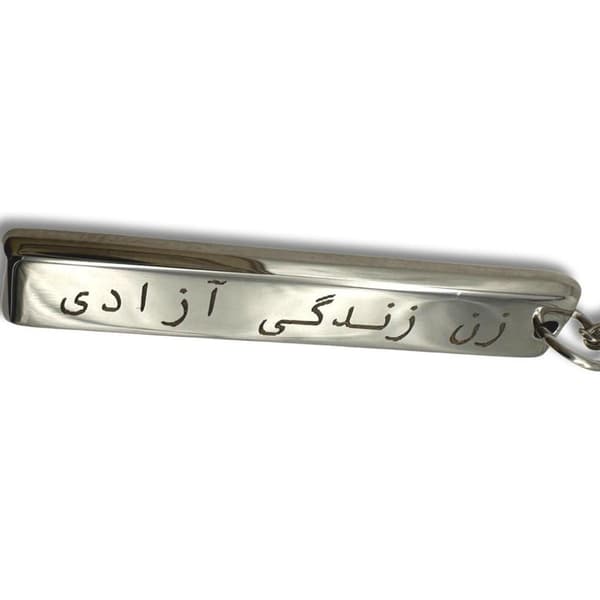 Halsband med woman life freedom text på persiska 2 sidor