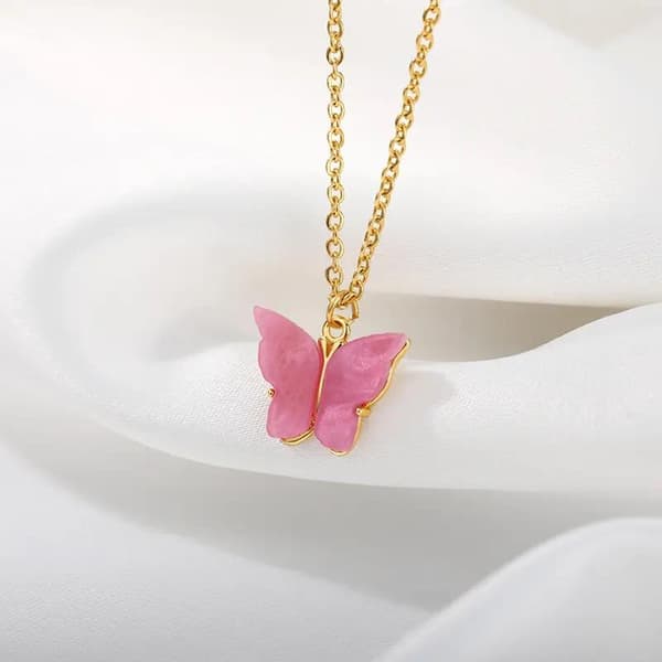 Guld Halsband Dekorerat med en Fin Fjäril med Cerise Pärlemor