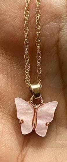 Guld Halsband Dekorerat med en Fin Fjäril med Ljus Rosa Pärlemor