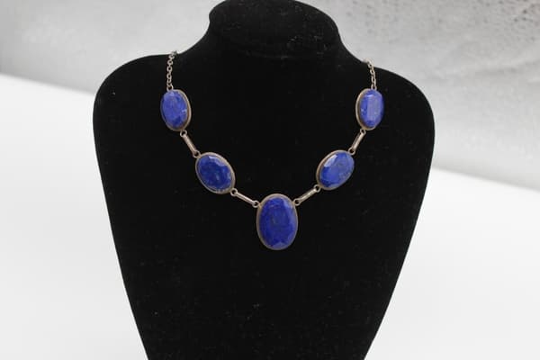 Lapis Lazuli -korusetti 925 hopeaa: kaulakoru (säädettävä 47 cm) ja rannekoru (17 cm)
