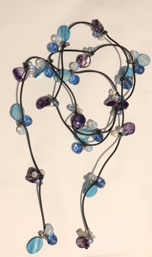 långt halsband snäckskalspärlor mix