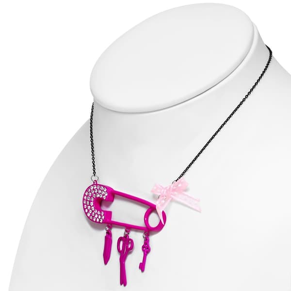 Svart Halsband med Cerise Säkerhetsnål med berlocker och CZ