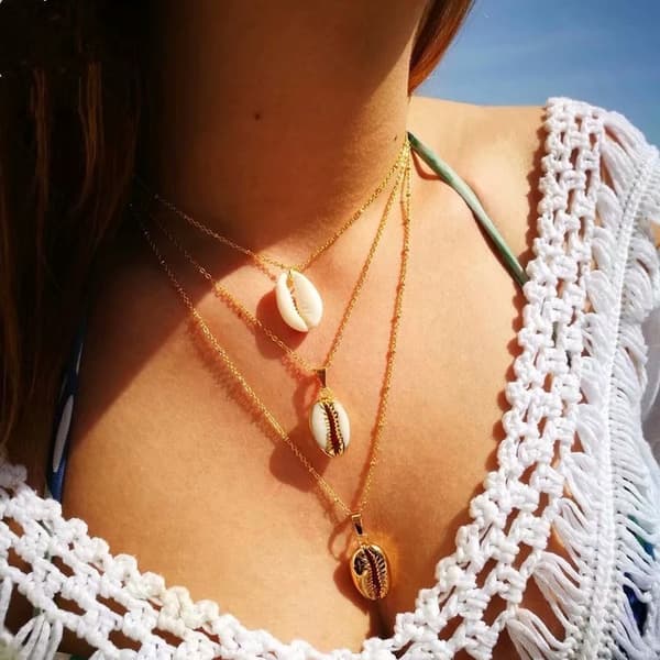 Halsband med 3 st kedjor i guld färg med snäckor