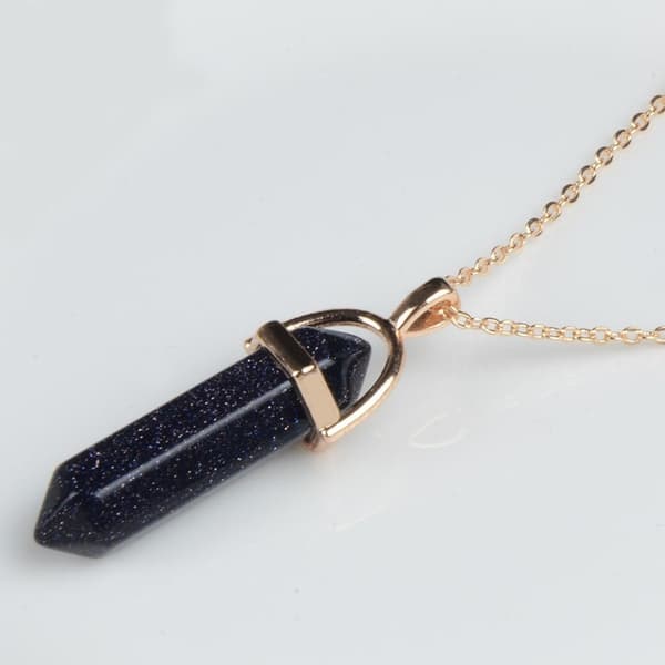 Halsband i Guld Färg med Glittrande Blåsvart Natursten Hexagon