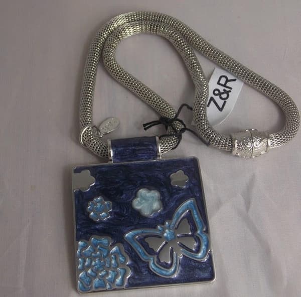 Z&R Halsband i Silver Färg - emaljerat hänge fjäril & blommor
