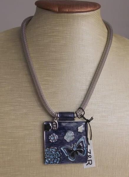 Z&R Halsband i Silver Färg - emaljerat hänge fjäril & blommor