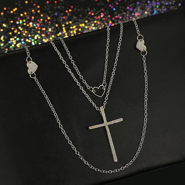 Halsband i Silver Färg - 3 Kedjor med Svart Hjärta samt Hjärtan och Kors i Fina Mönster