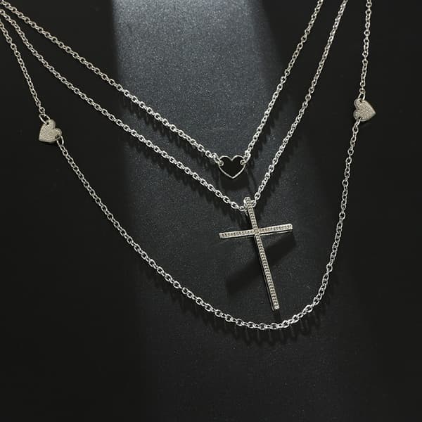 Halsband i Silver Färg - 3 Kedjor med Svart Hjärta samt Hjärtan och Kors i Fina Mönster