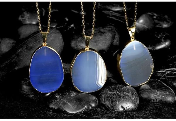 Halsband i Guld färg med Naturstenskristall Agate