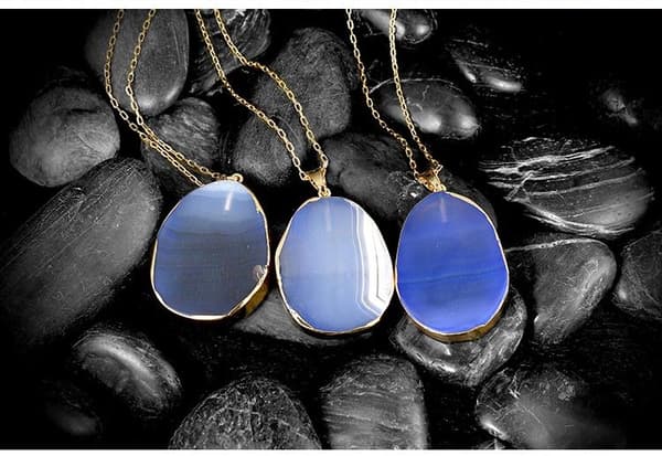 Halsband i Guld färg med Naturstenskristall Agate