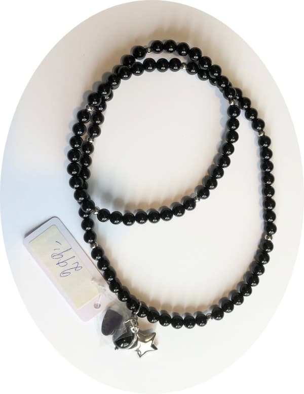 svart enkel halsband med hänge