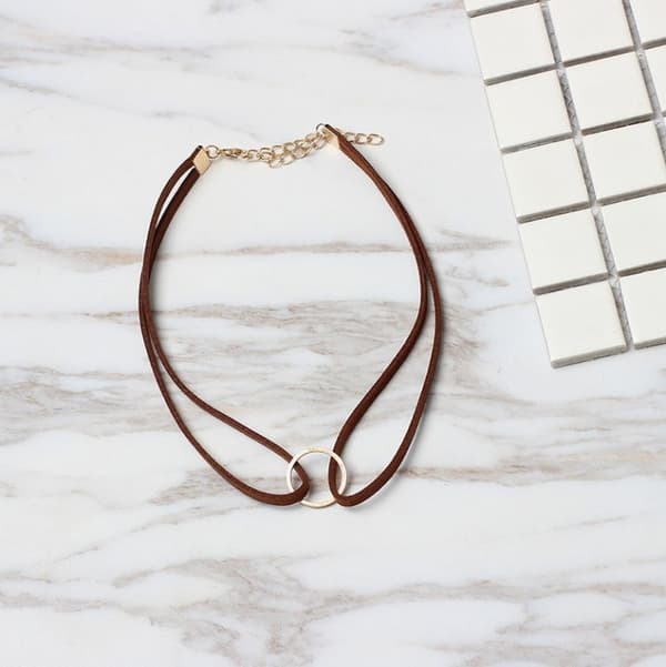 Retro Dubbelt Brunt Choker / Halsband med en Guld Ring / Cirkel