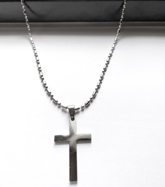 Kors halsband i rostfritt stål som håller färgen livet ut