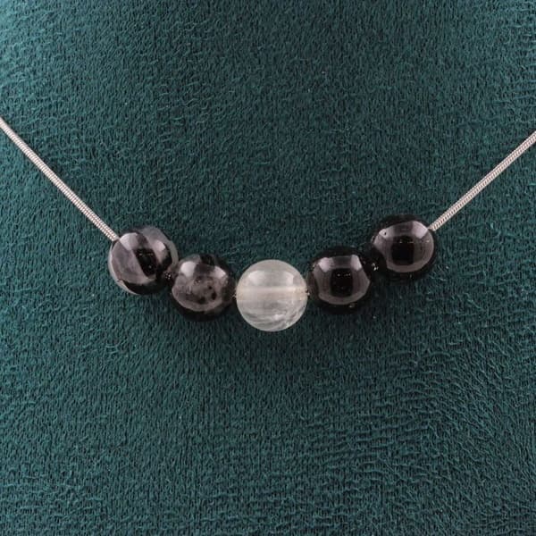 Halsband - ABIJOUX - Svart rutile kvarts 8 mm - Rostfritt stål - 5 pärlor - Längd 45 cm