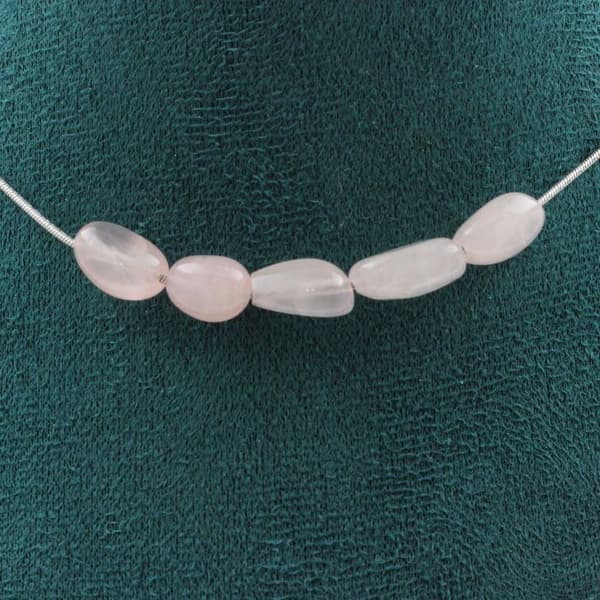 Halsband - Ett smycke - 5 st rosa kvarts pärlor - Rostfritt stål - Längd 45 cm - Unisex