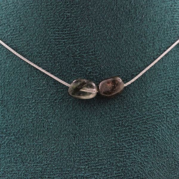 Halsband - Ett smycke - 2 gröna rutile kvarts pärlor - Kedja i rostfritt stål - Anpassningsbar längd - Unisex