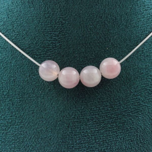 Halsband - ABIJOUX - Rosenkvarts från Madagaskar - 4 pärlor 8 mm - Rostfritt stål - Anpassningsbar storlek