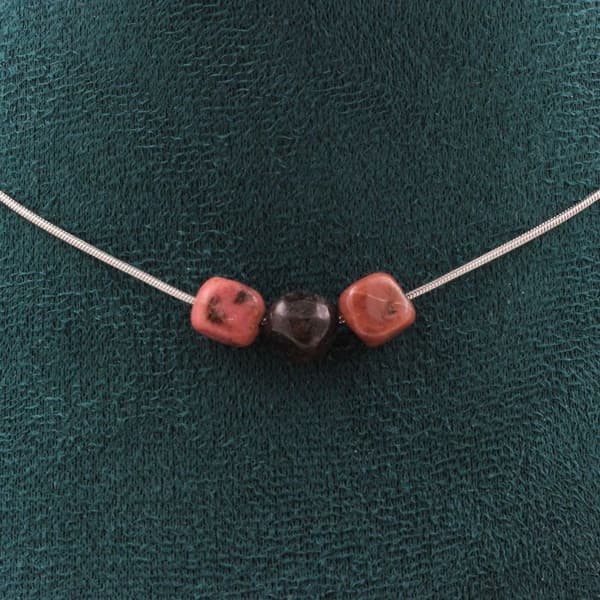 Halsband - Ett smycke - Rhodochrosit från Brasilien - 3 pärlor - Rostfritt stål - Anpassningsbar längd