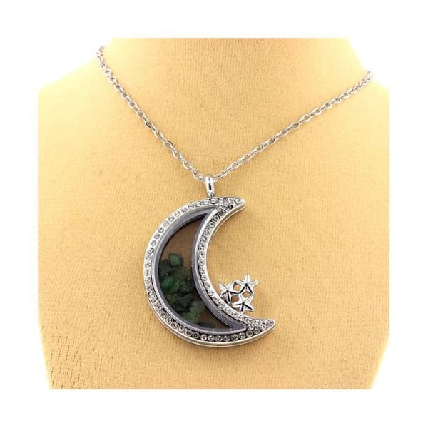 Stenar och mineraler. Rå Tsavorite Granat Halsband. Månemodell.