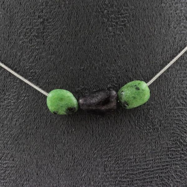Collier - Ett smycke - Epidot från Myanmar - Kedja i rostfritt stål - Längd 45 cm - Anpassningsbar storlek