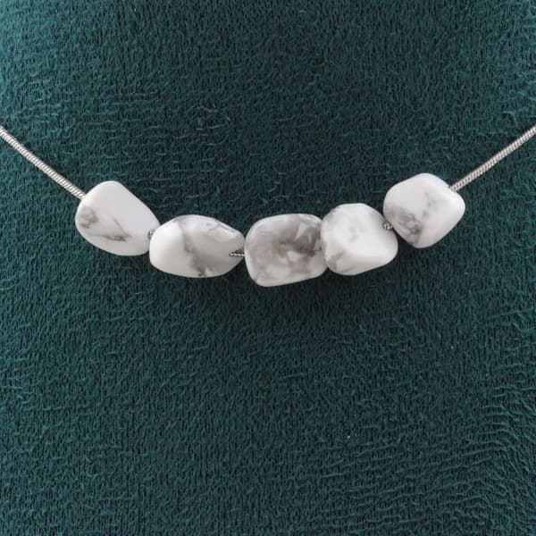 Halsband - A Bijoux - Howlite från USA - 5 pärlor - Rostfritt stål - 45 cm
