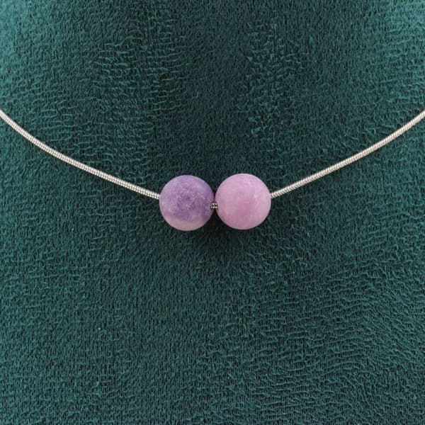 Halsband - Ett smycke - Matt lila mica - 2 pärlor 8 mm - Rostfritt stål - Längd 45 cm