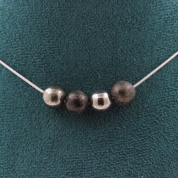 Halsband - ABIJOUX - Pyrit från Spanien - 4 pärlor 8 mm - Rostfritt stål - Längd 45 cm