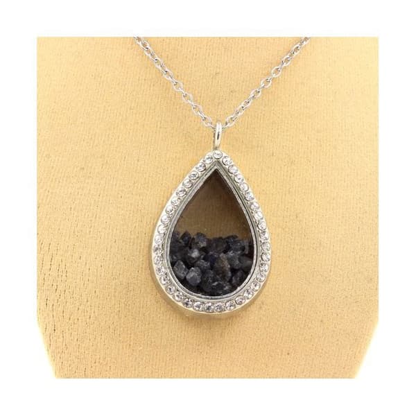 Stenar och mineraler. Rå safir halsband. Drop-modell.