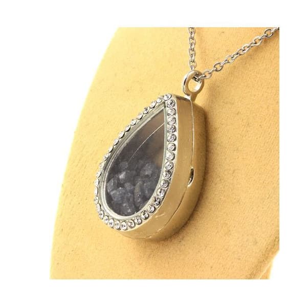 Stenar och mineraler. Rå safir halsband. Drop-modell.