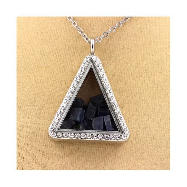 Stenar och mineraler. Rå Kyanite halsband. Triangelmodell.